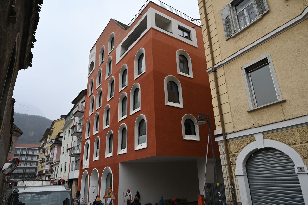 Hotel Briosa in Bolzano with external insulation and red façade